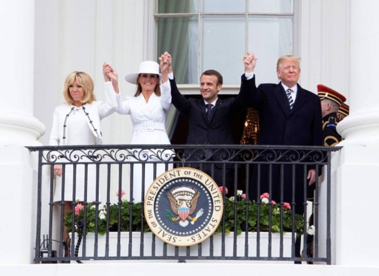 Melania deslumbró con su atuendo pero también volvió a protagonizar un momento viral luego de que las cámaras la captaran tratando de evitar tomar la mano de su esposo (nuevamente).