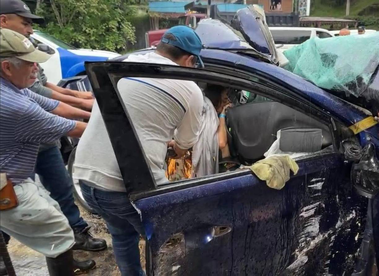 Voluntarios y personal de la Cruz Roja rescataron a la mujer y la trasladaron a un hospital de la zona norte de Honduras. Por ahora, se desconocen las causas del accidente. 