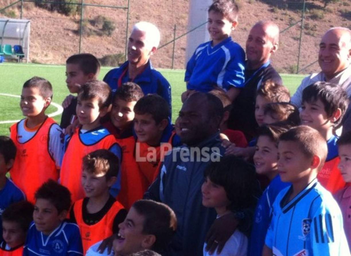 David Suazo es un ídolo en el Cagliari y los niños lo estiman.