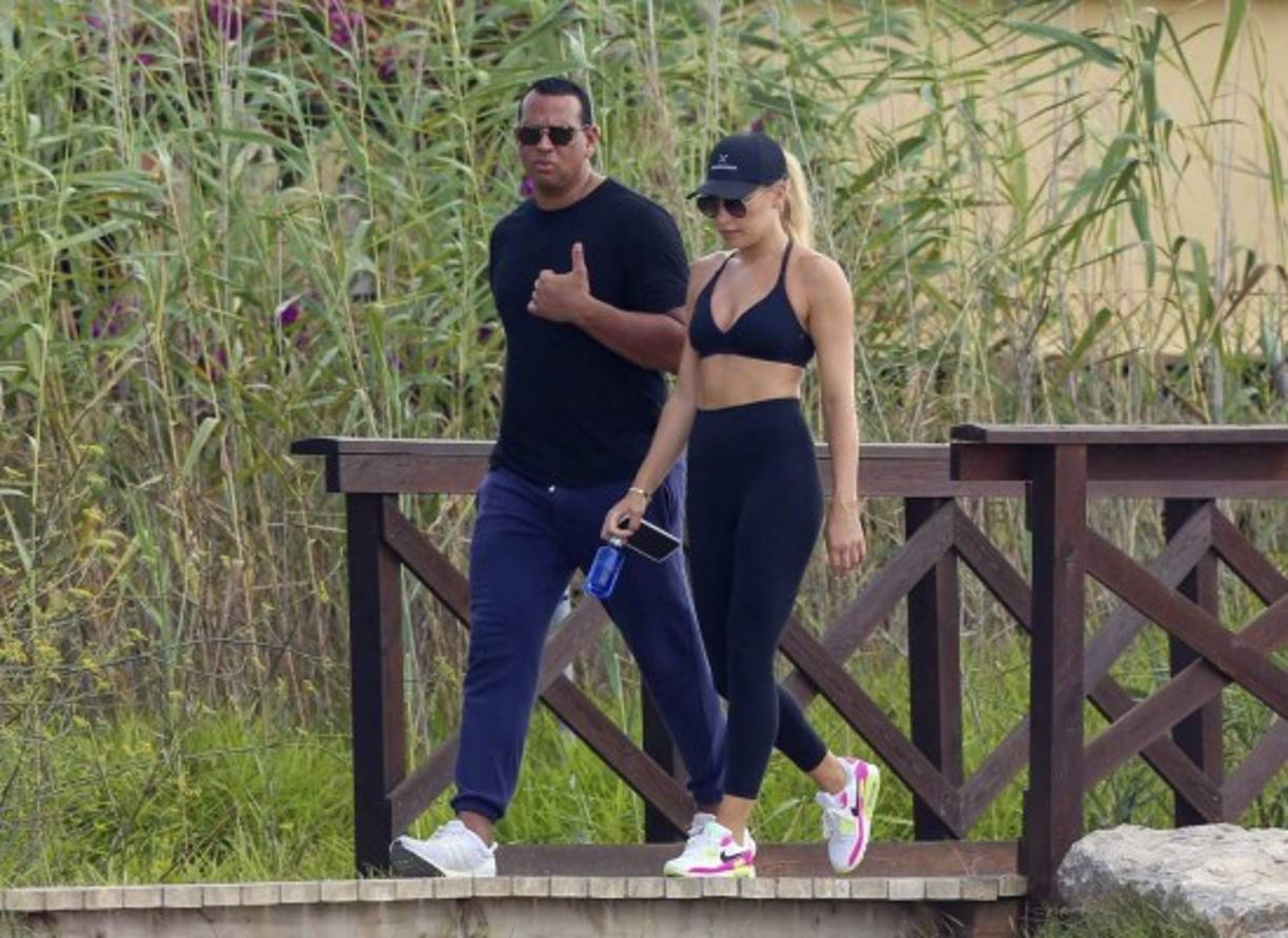 Aunque el estadounidense, de 46 años, siempre es muy galante y considerado con aquellos que le rodean, la aparente complicidad que definía sus interacciones con la mencionada Melanie, una de las comentaristas deportivas más afamadas de su país, ha generado toda clase de rumores ligados a la posibilidad de que el ex de JLo haya rehecho finalmente su vida sentimental, poco después de que se confirmara la ilusionante relación de la que disfruta ahora la cantante con el actor Ben Affleck.