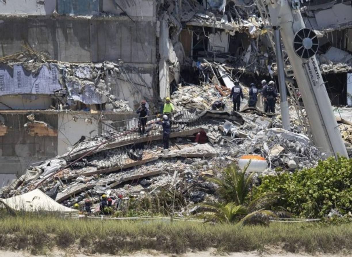 Por causas hasta ahora no determinadas, el ala noreste del edificio Champlain Towers, inaugurado en 1981 y con un total de 136 apartamentos, se derrumbó en segundos a la 1.30 horas de la mañana (6.30 GMT) del jueves 24 de junio, cuando sus habitantes dormían.