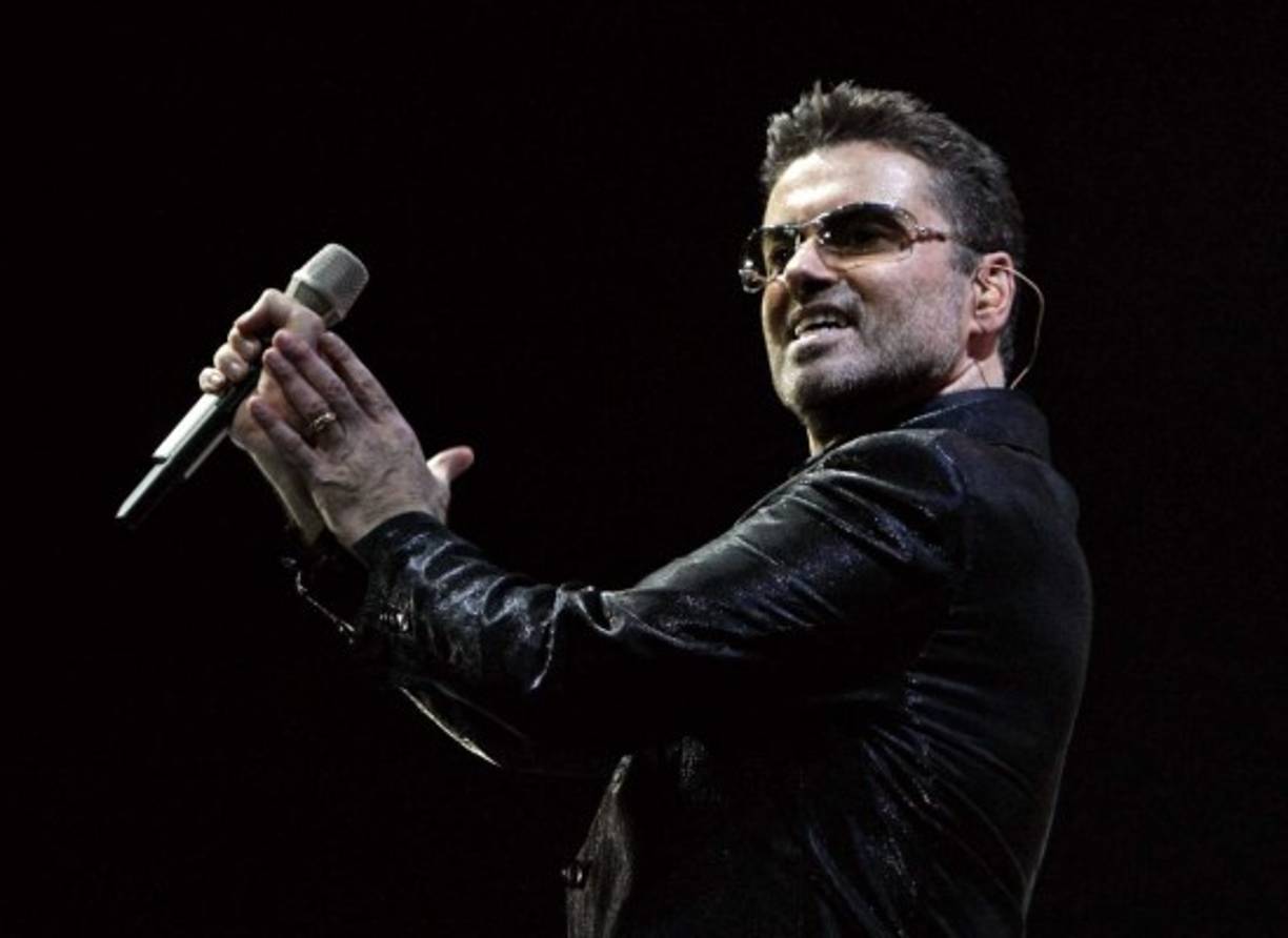 3. George Michael, el adiós del ícono del pop.<br/>El cantante británico George Michael, fallecido a los 53 años de un aparente ataque al corazón, fue un ícono de la cultura popular conocido tanto por los éxitos que colocó en los primeros puestos de las listas de ventas como por su turbulenta vida personal.<br/>Brilló como miembro del dúo Wham! y como solista a lo largo de una carrera en la que vendió más de 100 millones de discos, que incluyen temas convertidos en clásicos del pop como “Careless Whisper” y “Faith”.