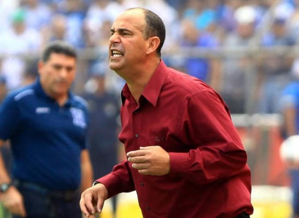 Uno de los últimos entrenadores que le ha tocado ser relegado de su puesto tras perder en el estadio Olímpico de San Pedro Sula fue Stephen Hart que dirigía en ese entonces a Canadá.