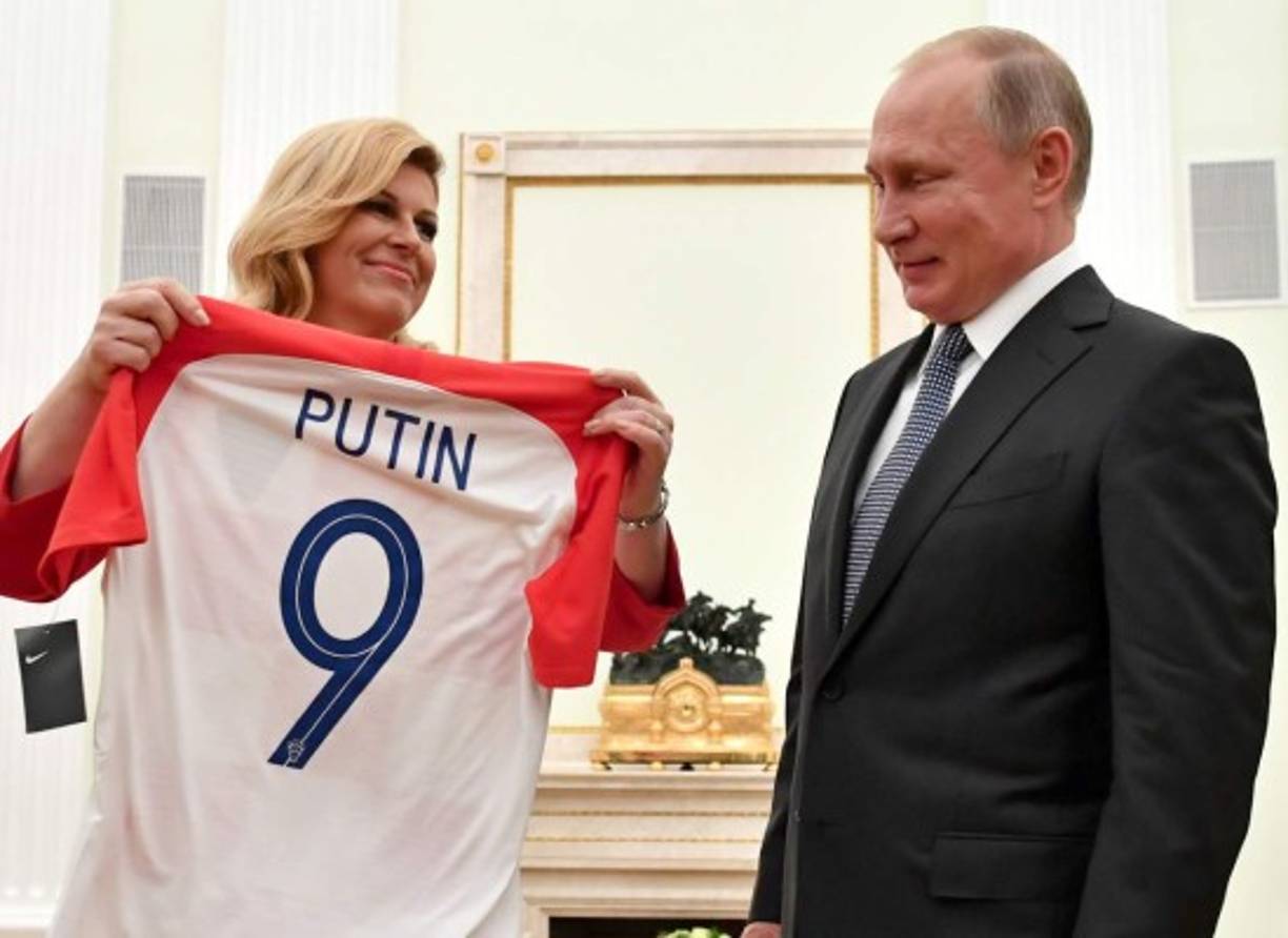 Kolinda Grabar-Kitarović, presidenta de Croacia y Vladimir Putin de Rusia, se reunieron antes de iniciar la final y la bella mandataria le obsequió al presidente ruso una camisa de la selección croata.