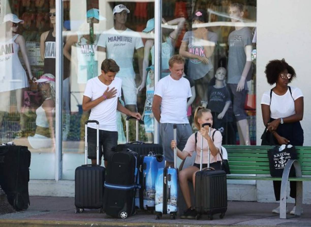 Varios turistas expresaron su indignación por tener que cortar sus vacaciones ante el paso del huracán.
