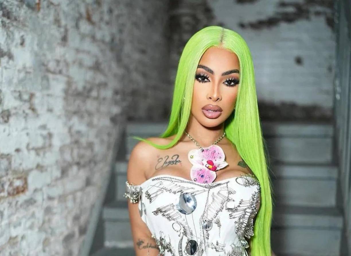 ¿Y qué fue lo que le pasó a Yailín la Más Viral? En redes sociales circula un video donde se ve a la cantante compartiendo escenario con los integrantes de Aventura; aunque, mientras ella baila a lado de Romeo Santos, se acercó Max Santos, quien se puso detrás de ella y se agachó para comenzar a morder las caderas de la intérprete de “Chivirika”. 