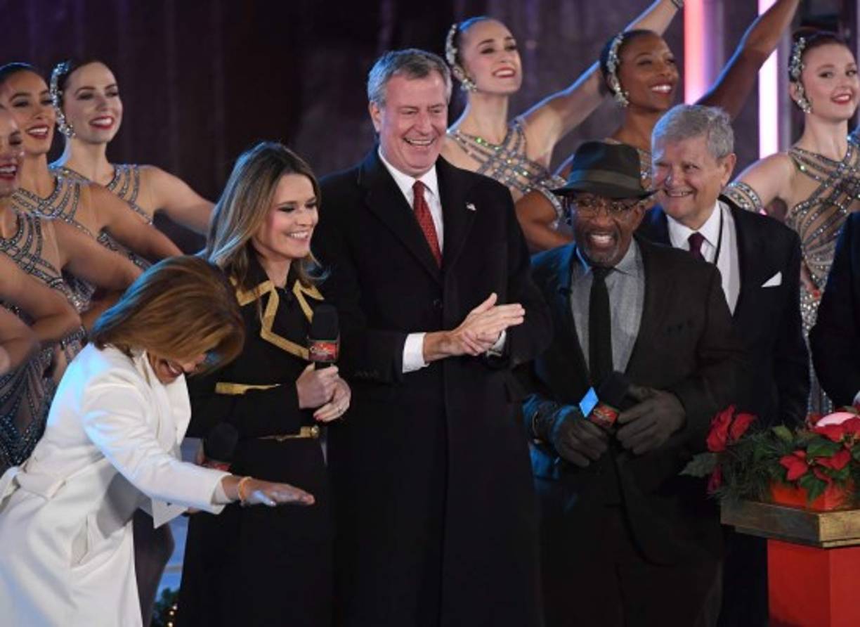 El encendido quedó a cargo del reelecto alcalde neoyorquino, Bill de Blasio y los presentadores más conocidos de la NBC, Savannah Guthrie, Hoda Kotb y Al Roker, aunque el periodista Matt Lauer, que anunció que presentaría el acto, no acudió a la cita después de que la cadena anunciase ayer que lo despedía por conducta sexual indebida.