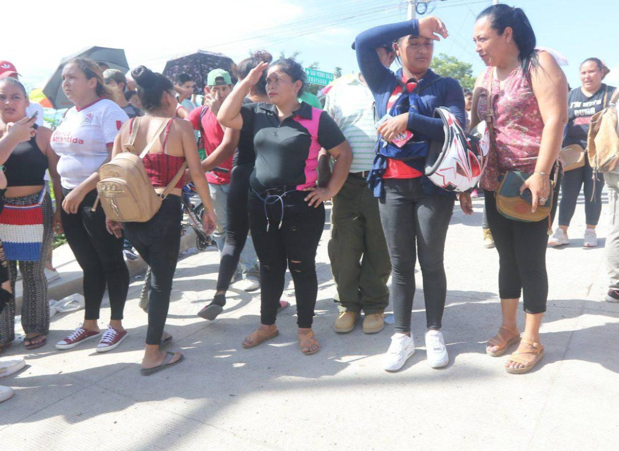 Los familiares de los privados de libertad del centro penal de Comayagua esperan que las autoridades a cargo de la cárcel informen sobre la situación de sus parientes.