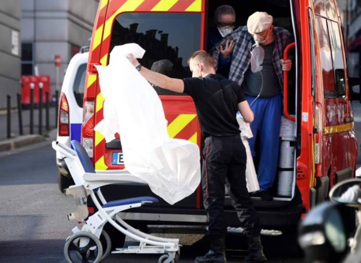 Los síntomas principales incluyeron fiebre, tos, dolor en la faringe (faringalgia) y respiración difícil o dificultosa (disnea).<br/><br/>El período de incubación, que es el tiempo desde que se contrajo la infección hasta la aparición de los primeros síntomas, fue de 5 días, menos en un caso.