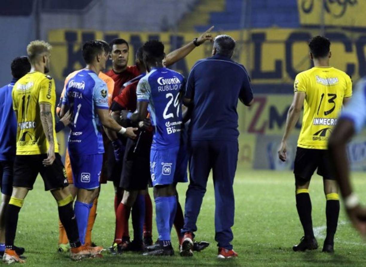 El árbitro Raúl Castro echó del campo a Diego Vázquez.