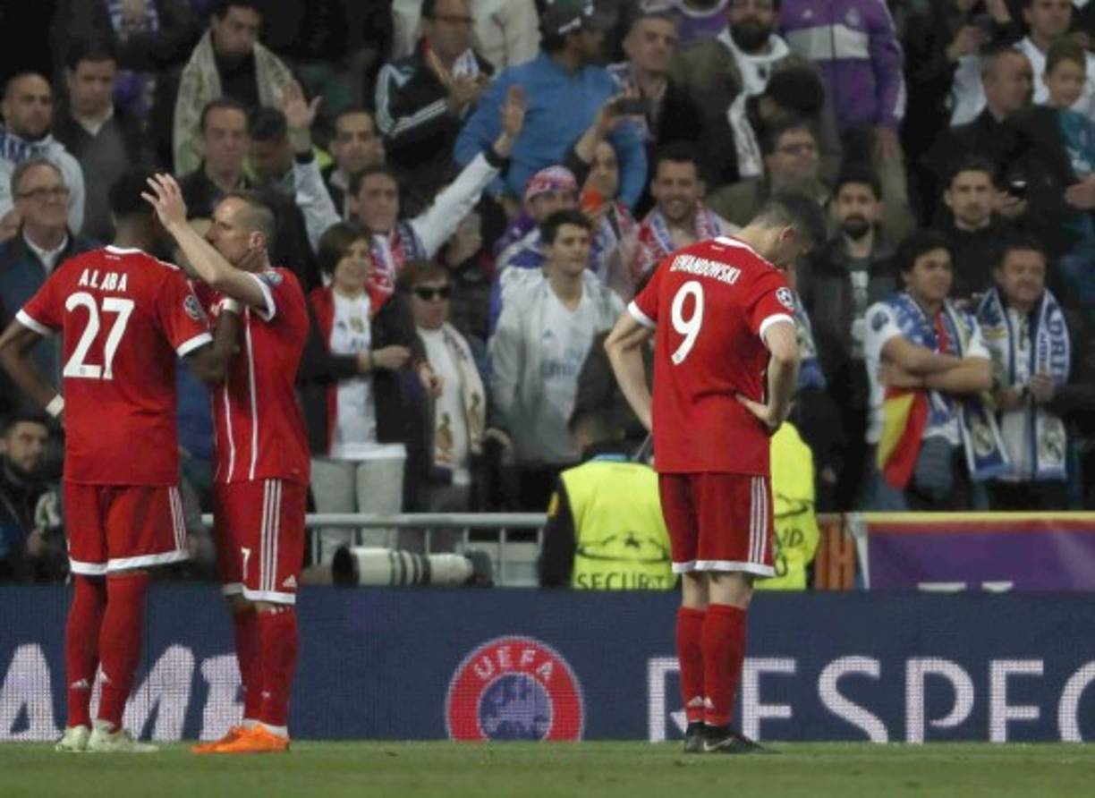 Jugadores del Bayern Múnich tristes tras la eliminación.