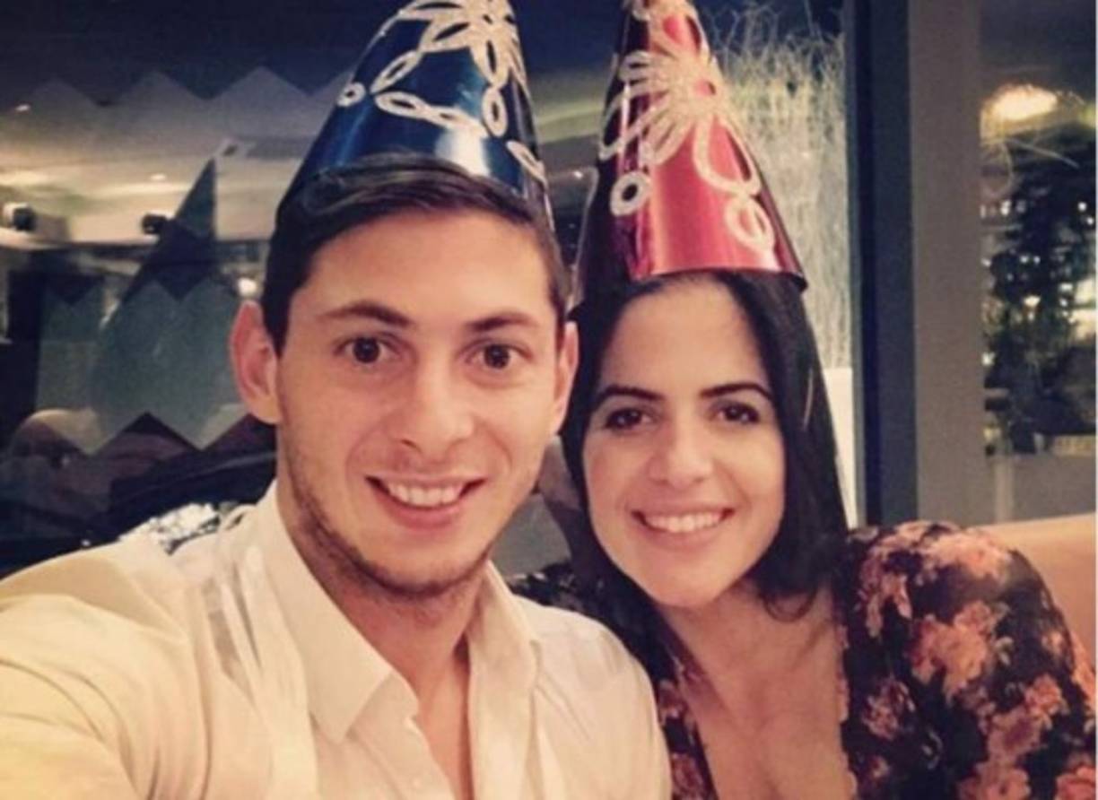 La brasileña ha ofrecido como prueba varias impagenes del 14 de febrero, cuando ella cumplió 31 años de edad y celebró esa fecha especial junto a Emiliano Sala.