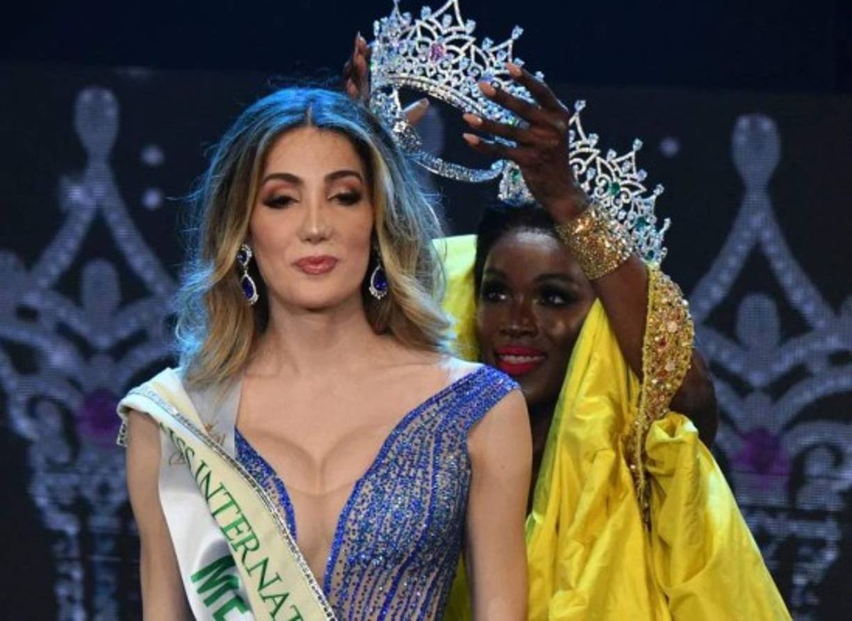 Fluchaire, originaria del estado oriental de Colima, recibió la corona de la estadounidense Jazell Barbie Royale, ganadora del concurso el año pasado en una gala en la localidad costera de Pattaya, situada unos 150 kilómetros al sureste de Bangkok.<br/>