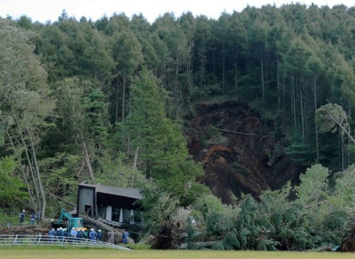 El terremoto, con epicentro a unos 62 km al sureste de Sapporo, la capital de la región de Hokkaido, causó numerosos deslizamientos de tierra.