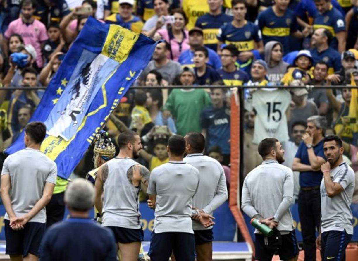 Los jugadores de Boca Juniors saludaron a los hinchas en cada rincón del estadio y recibieron el cariño de su público que les pidió un triunfo histórico el sábado en el Monumental.