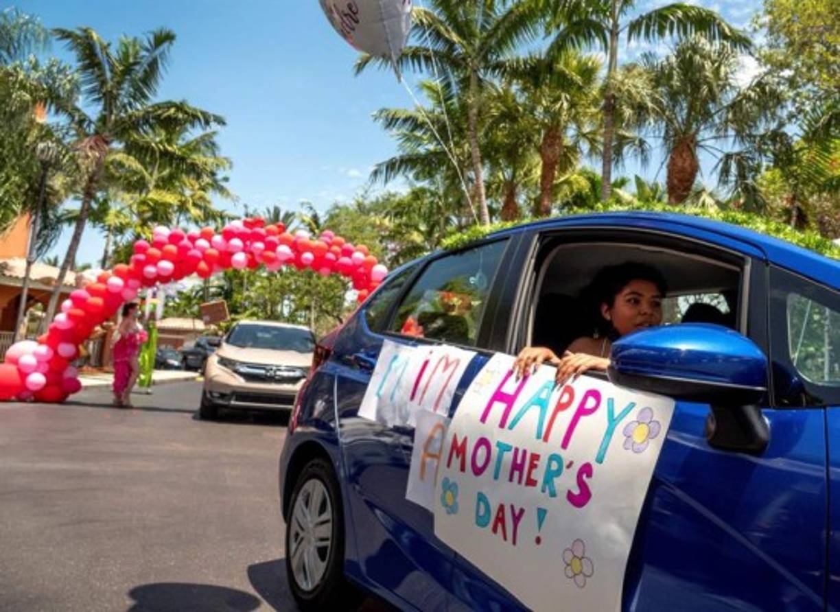 En Florida, uno de los estados de EEUU más afectados por la pandemia con más de 40,000 contagios, los familiares de las madres recluídas en un asilo realizaron una caravana para desearles un Feliz Día.