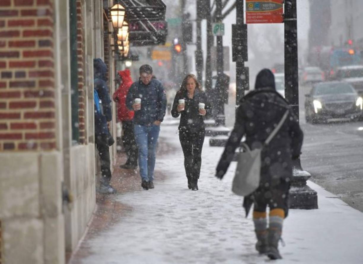 Las escuelas públicas y privadas de Nueva York cerraron sus puertas y la recolección de basura en la ciudad fue suspendida para que los camiones puedan esparcir sal por las calles y barrer la nieve.