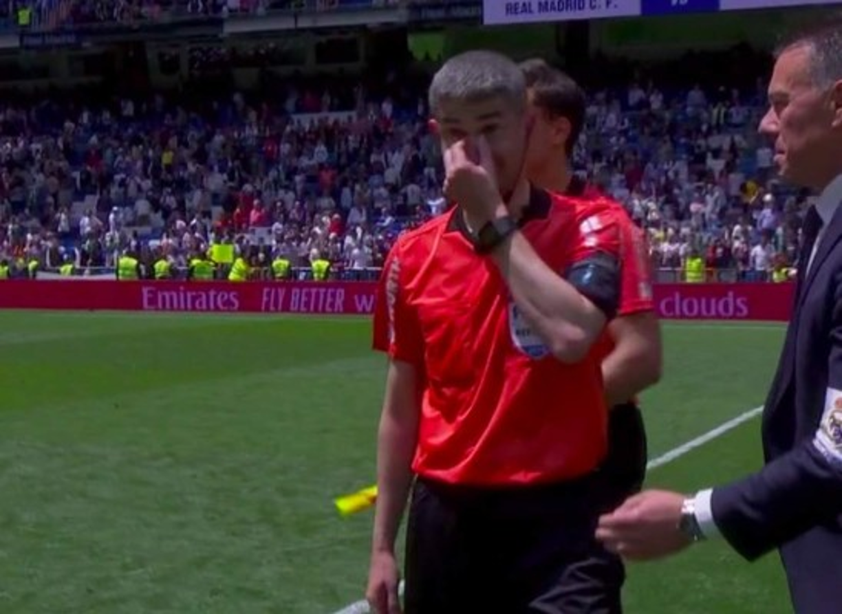 Alberto Undiano Mallenco derramó lágrimas tras decir adiós como árbitro de fútbol.