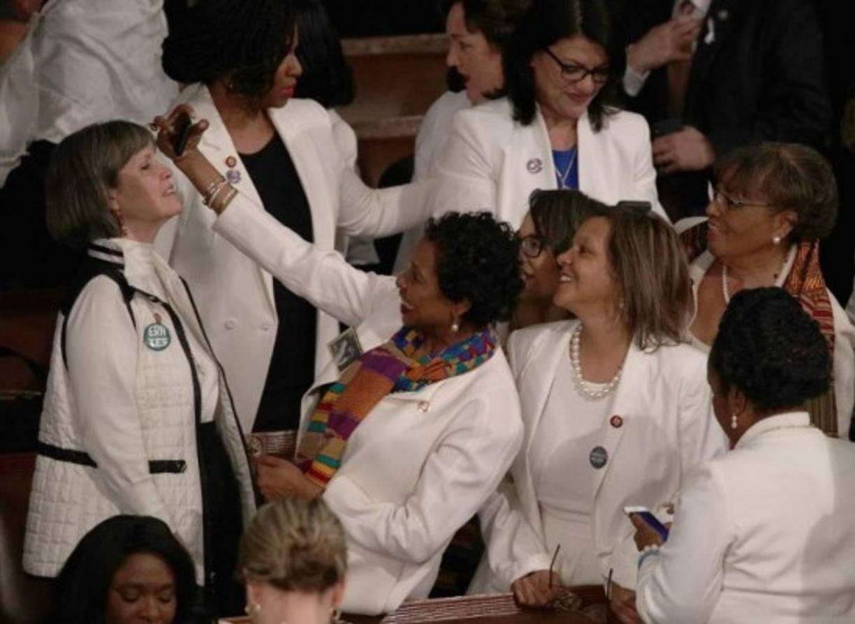 El color es para destacar el poder femenino en el hemiciclo y conmemorar el acceso al voto de las mujeres.