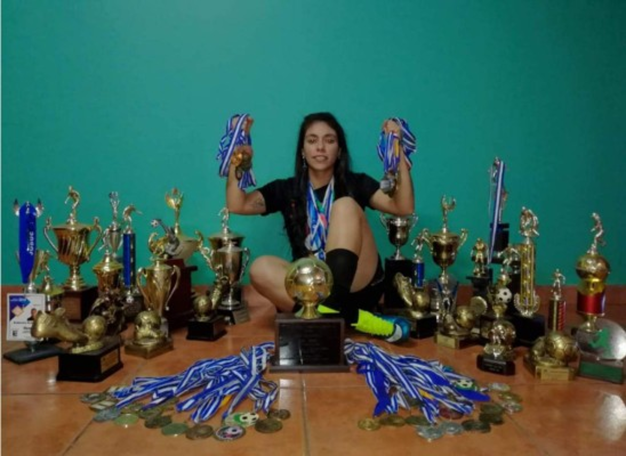 Ha participado con la selección Femenil de Honduras desde los 13 años. Ha estado en 7 procesos de la H.
