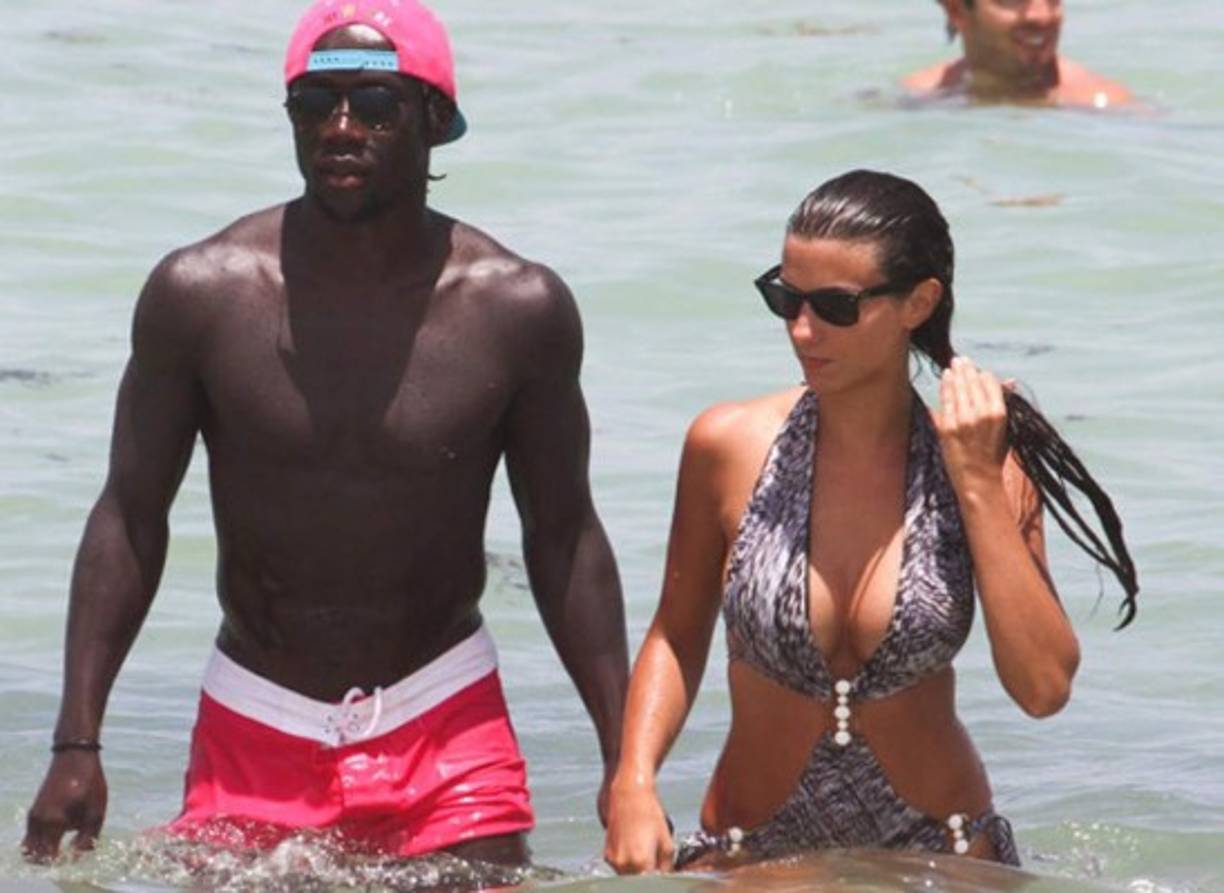 El lateral Sagna puede presumir de contar con una de las mujeres más bellas.