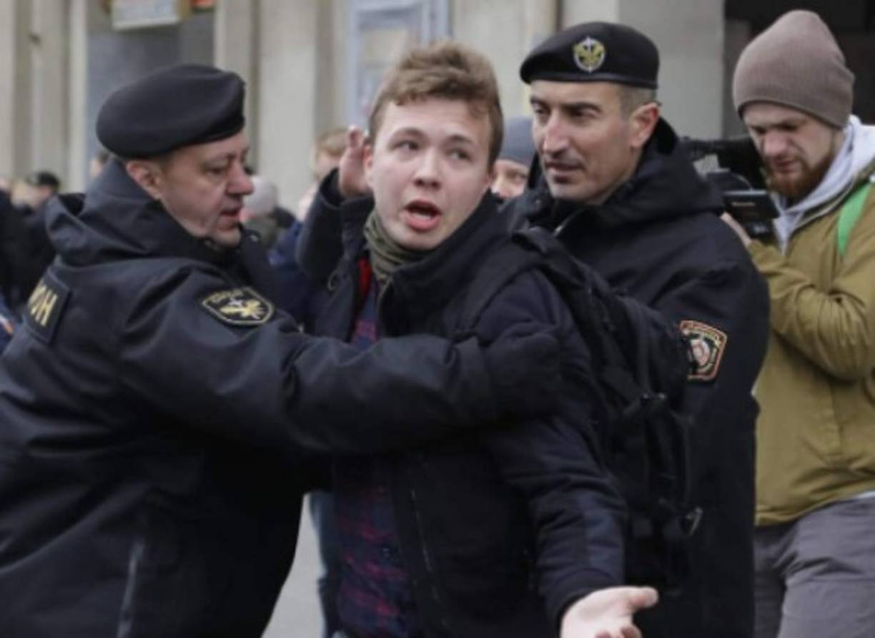 El opositor de 26 años afirma que está en la cárcel N°1, situada en el centro de Minsk. Pero la pieza donde está filmado no da indicios de donde se localiza.