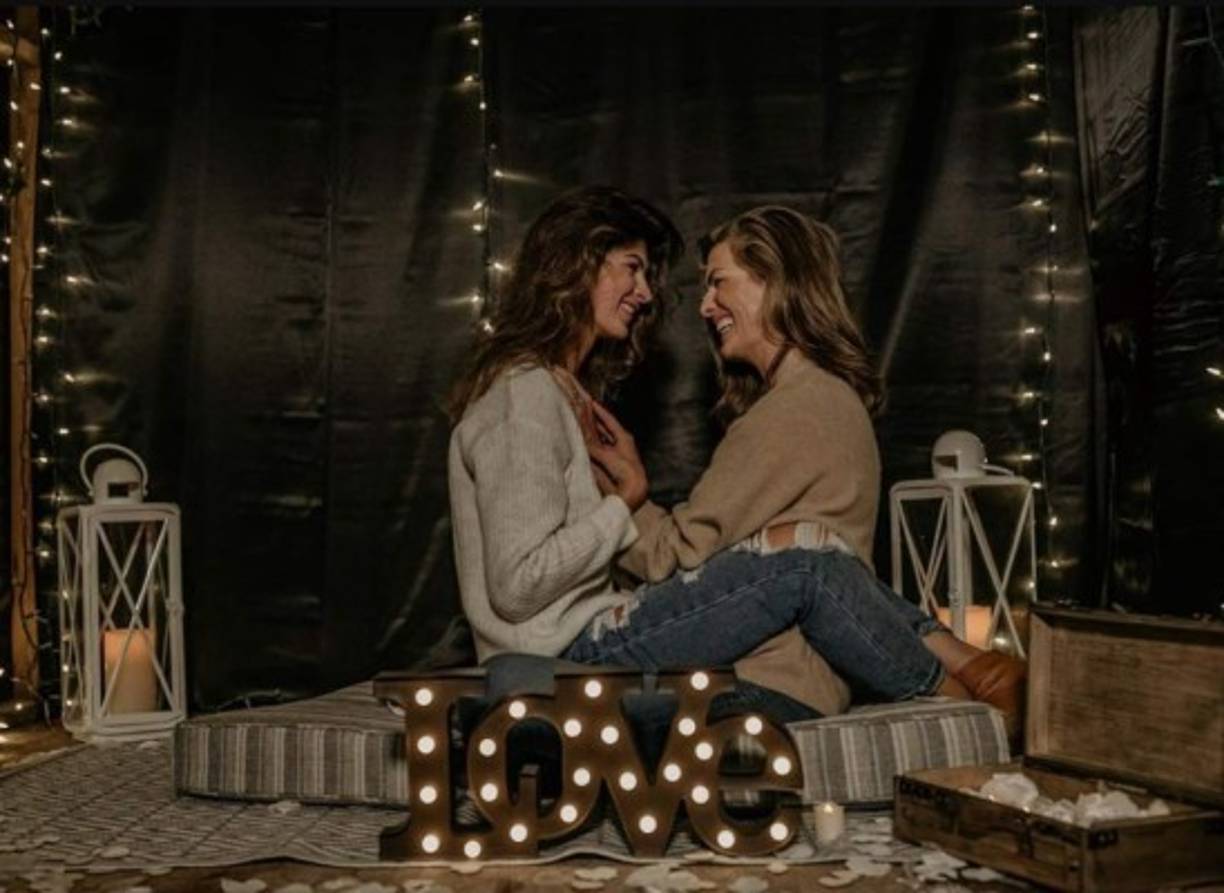 'Qué creen? We said YES!', escribió la presentadora de 53 años, al anunciar su compromiso con Yaya, de 33 años. <br/>