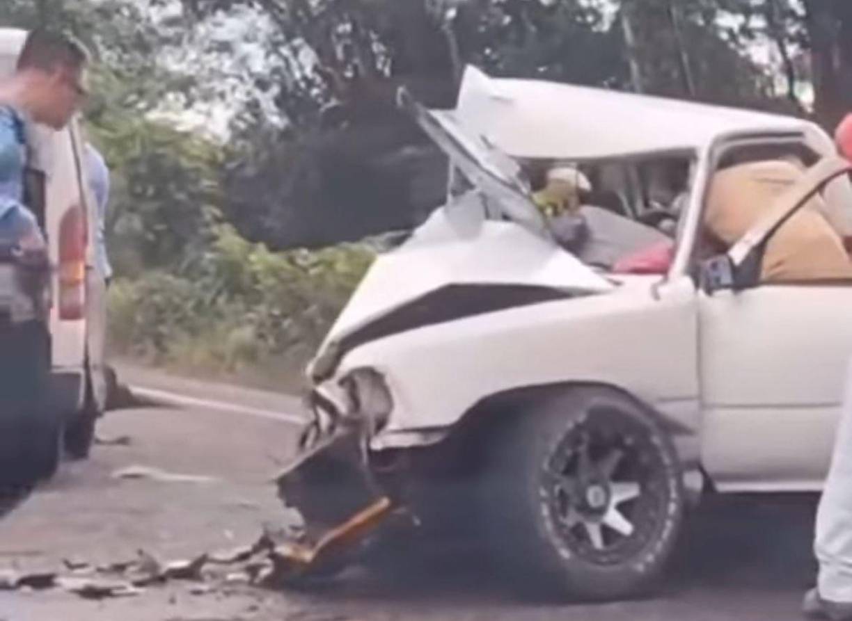 Autoridades de Vialidad y Transporte llegaron a la escena del accidente para recavar pesquisas de cómo ocurrió el mismo. 