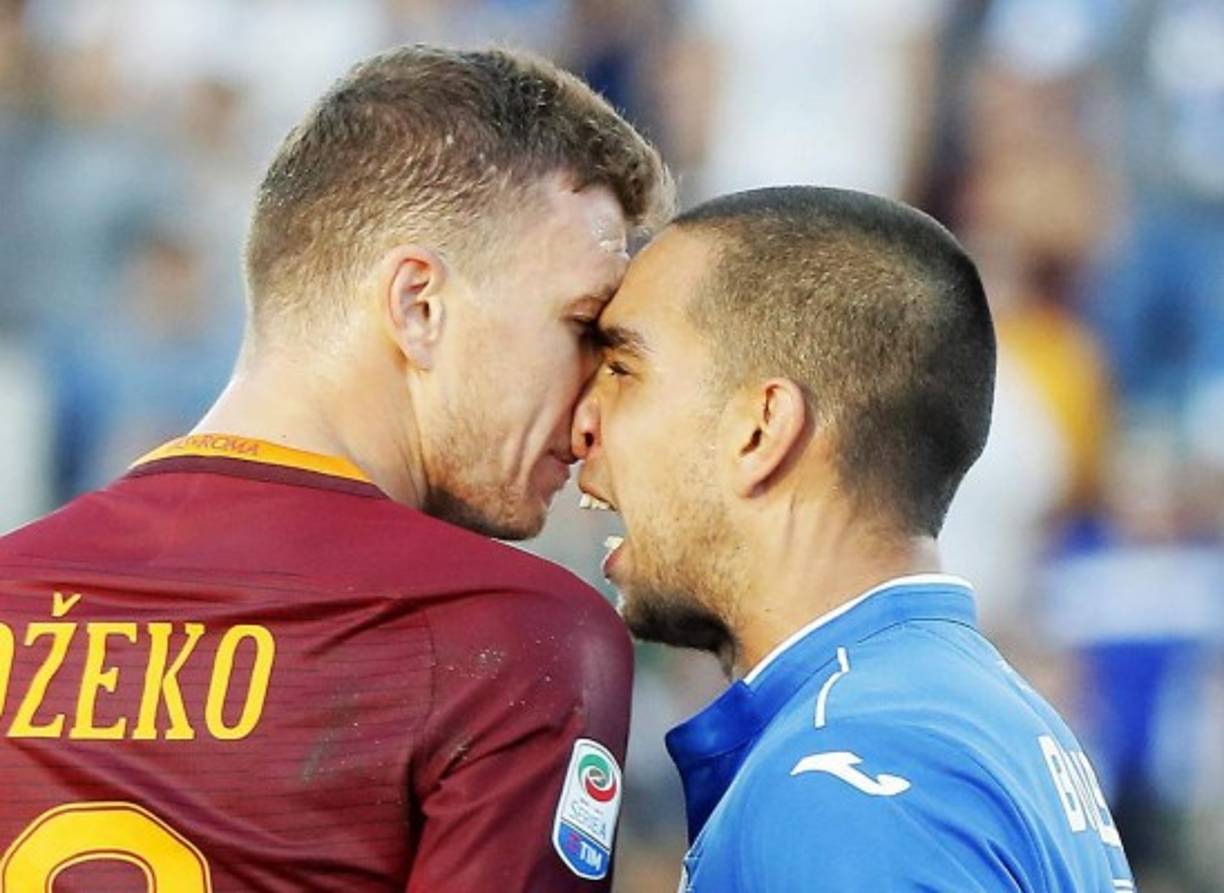 FÚTBOL. Confrontados. El delantero Edin Dzeko, de la Roma, encara a Giuseppe Bellusci, defensor del Empoli, durante el partido en el estadio Carlo Castellani. Foto: EFE/Fabio Muzzi