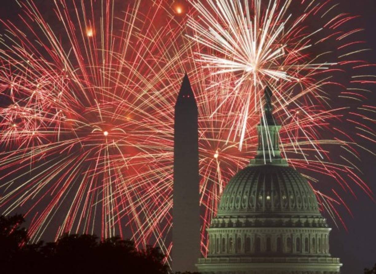 El presidente estadounidense Donald Trump y su familia observaron los fuegos artificiales en Washington D.C. desde uno de los balcones de la Casa Blanca.