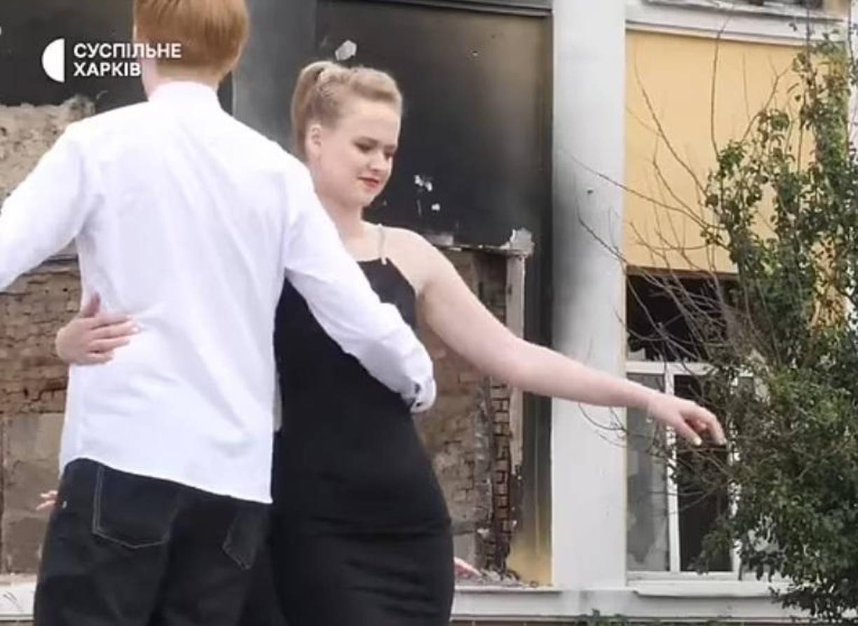 Ahora las fuerzas de Moscú se concentran en otros frentes, pero los disparos de artillería entre los dos ejércitos continúan y los proyectiles siguen cayendo regularmente sobre este barrio, que antes de la guerra tenía más de 500.000 habitantes. 