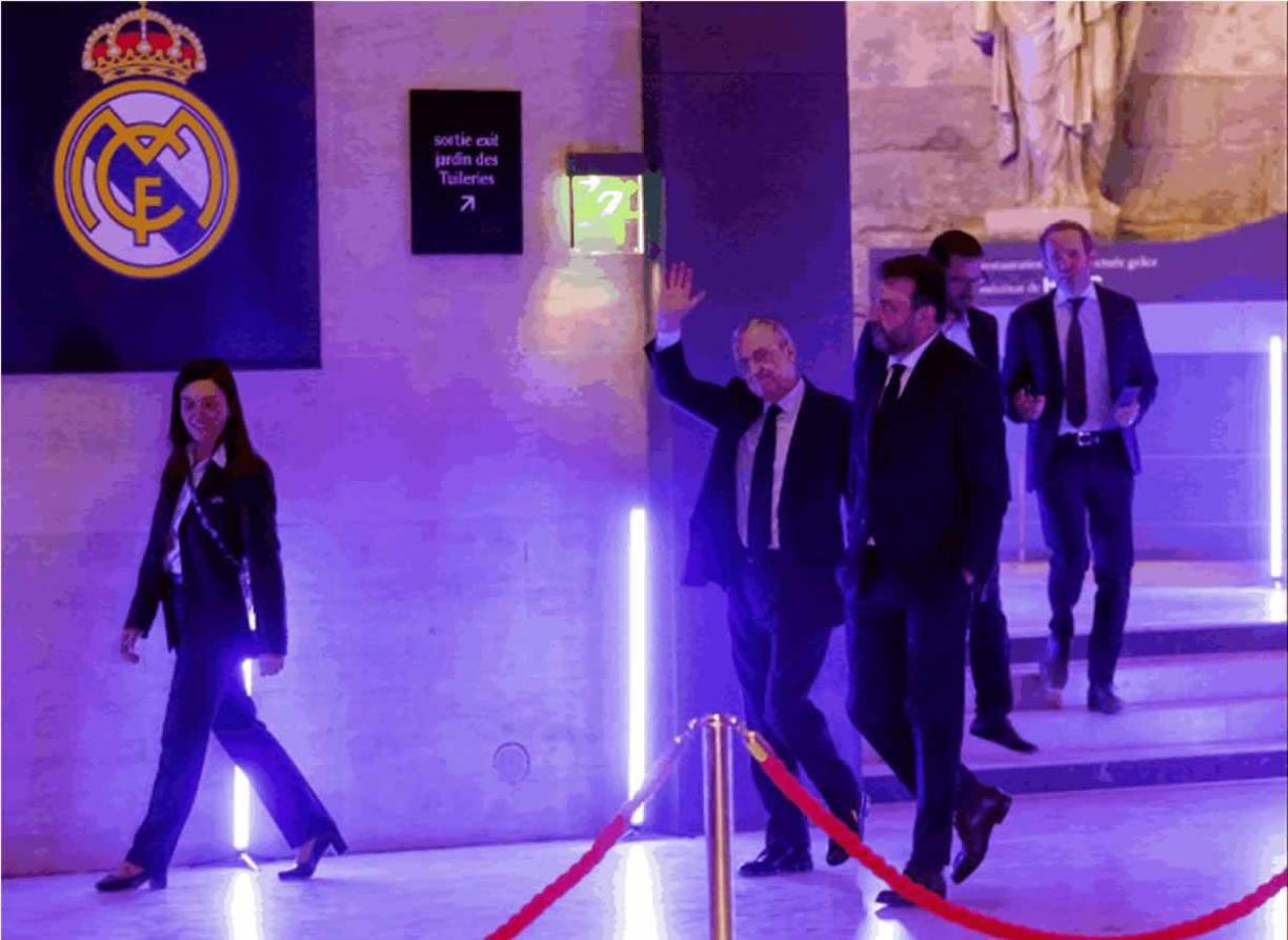 Florentino Pérez cenó junto a Aleksander Ceferin y tras salir saludó a los aficionados madridistas.