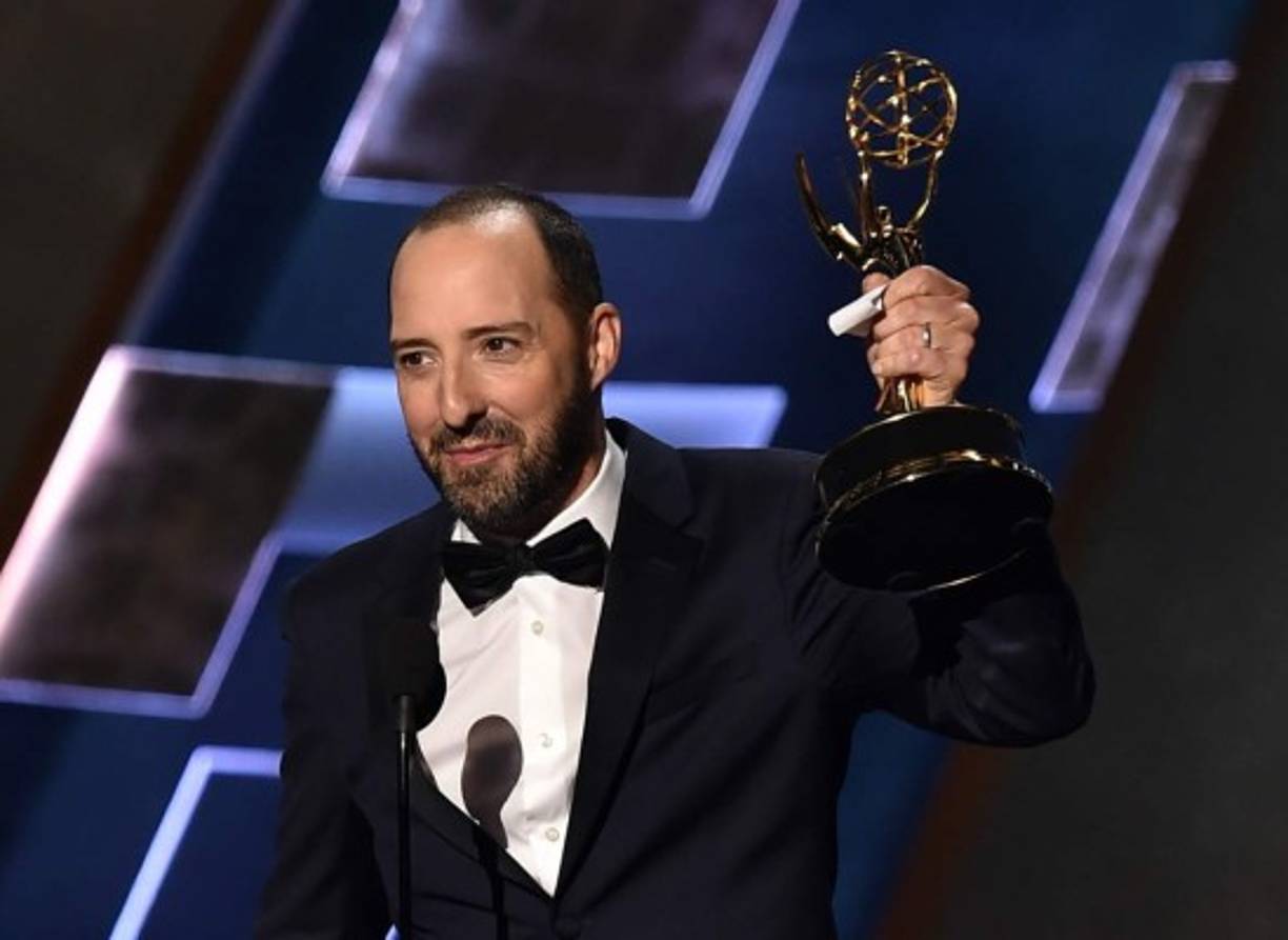 Tony Hale acepta como mejor actor de soporte por una comedia.