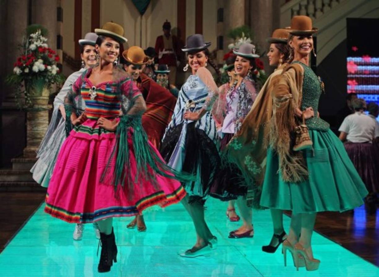 BOLIVIA. Moda para “cholitas” en Palacio Quemado. La diseñadora boliviana Eliana Paco Paredes presentó su colección de ropa para mujeres indígenas, lleva por nombre “Pachamama” (Madre Tierra). Foto: EFE/Martín Alipaz
