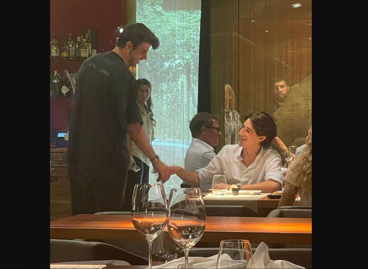 Según lo señalado por el portal Vanitatis, La Escola Frederic Mistral y el Institut Escola Costa i Lloberay la Escola Lleó XIII fueron algunos de los prestigiosos centros de estudios en los que Clara Chía desarrolló su educación. Estas instituciones se especializan en dar clases personalizadas a deportistas de élite, aunque también asisten personas del común.