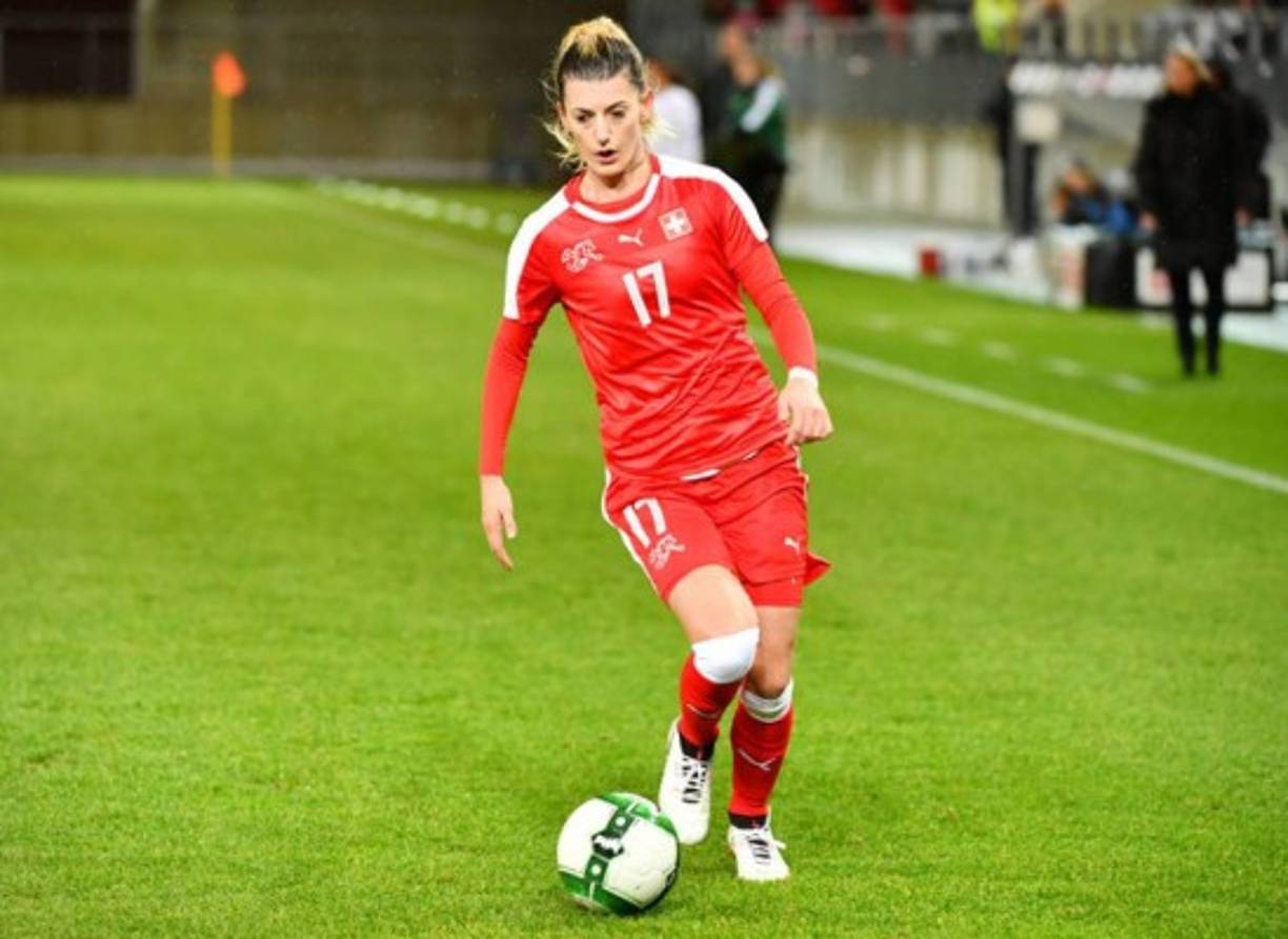 La chica se desempeñaba como volante izquierda.