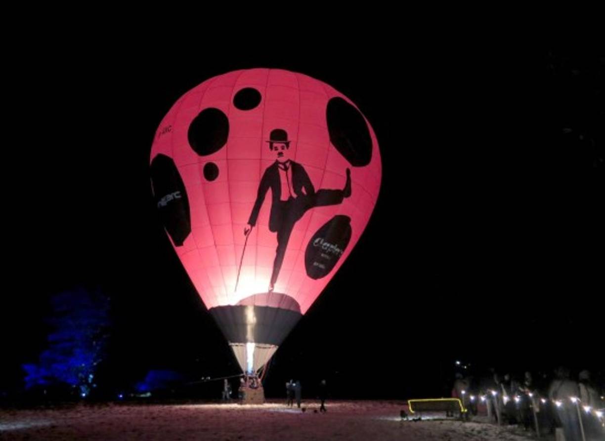 Suiza. Recuerdan a Chaplin. Globo con figura de Charles Chaplin cuando están por cumplirse 40 años de su muerte.