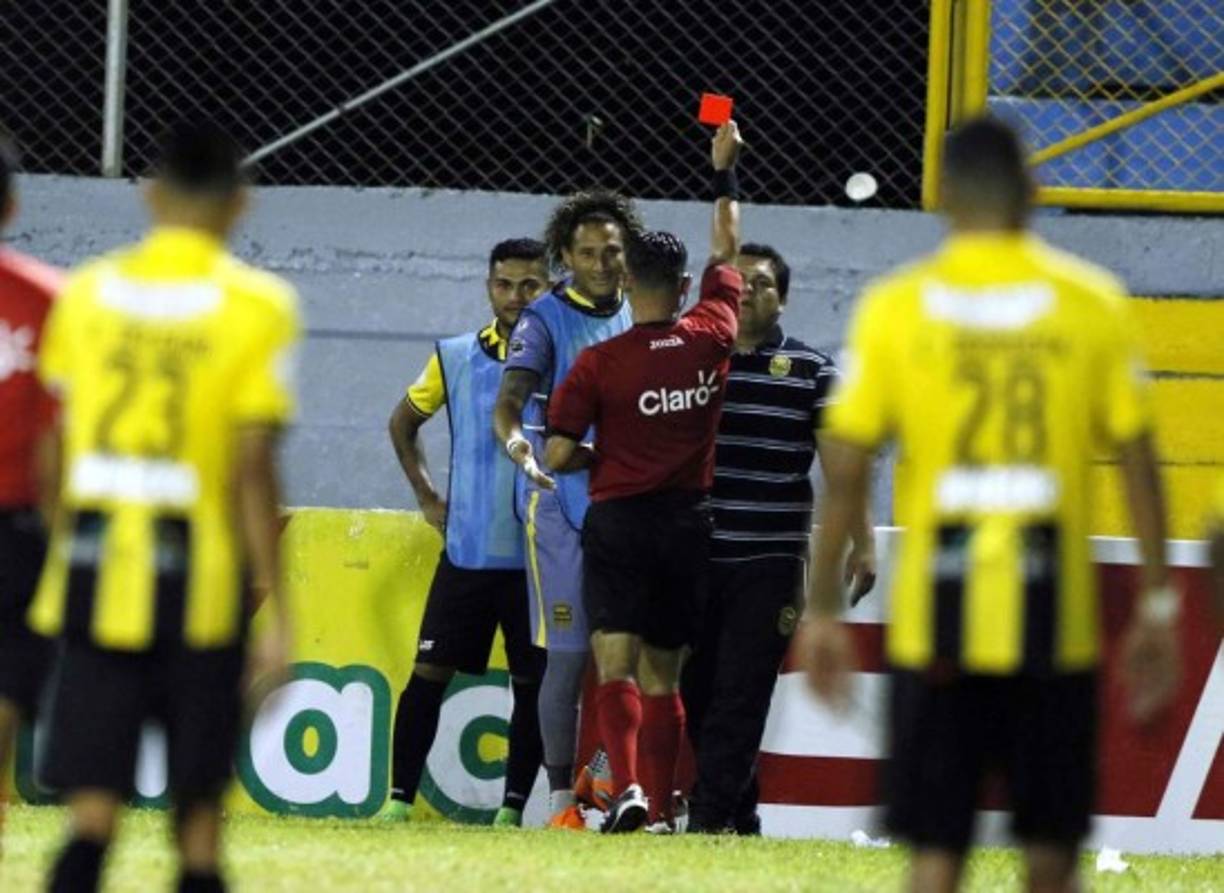 El árbitro Héctor Rodríguez también expulsó al portero del Real España, Kevin Hernández.