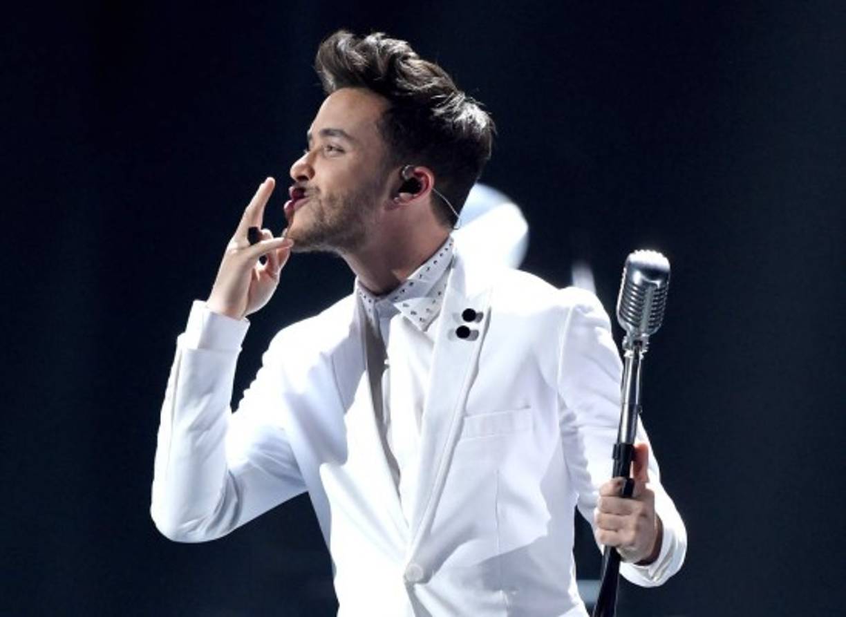 La canción que es rítmica la interpretó estilo balada, pero realmente no le gustó a nadie.