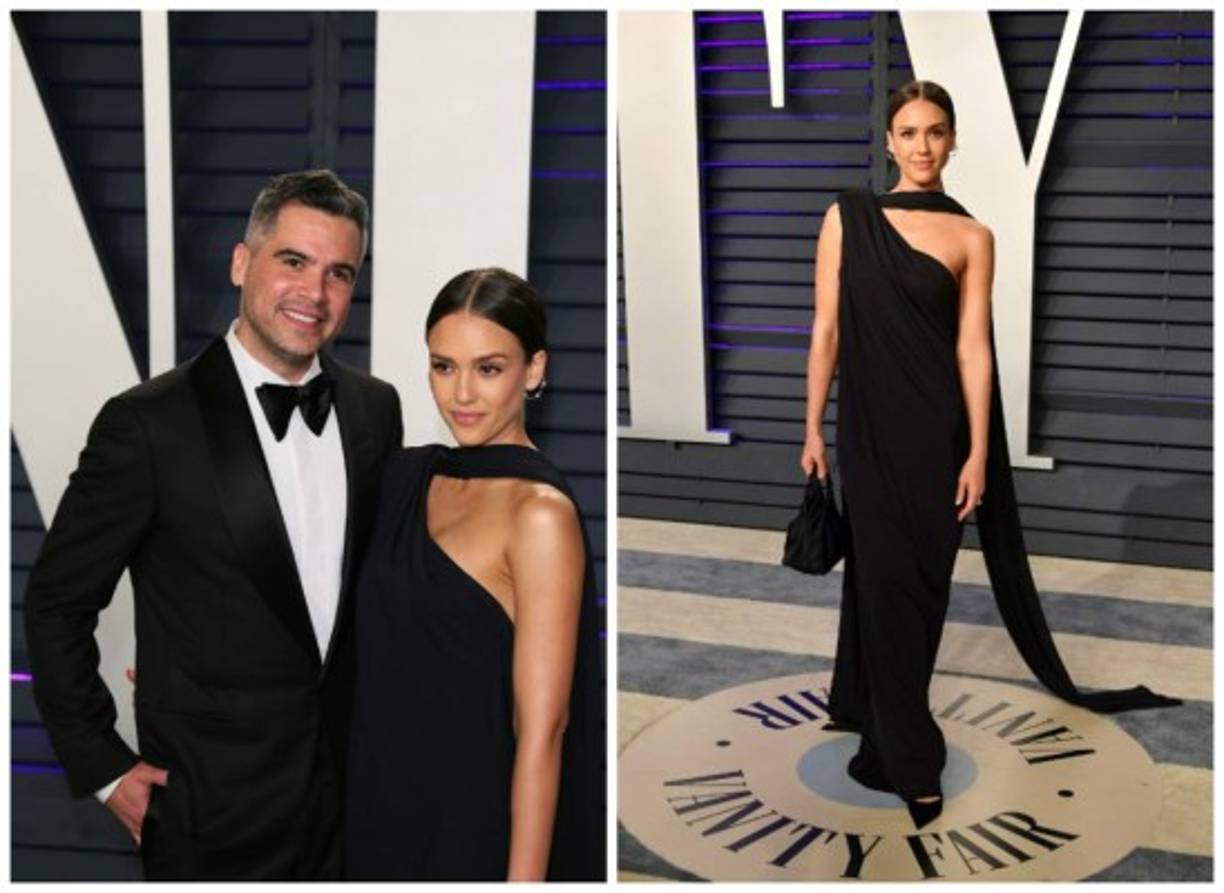 Jessica Alba desfiló por la alfombra roja junto a su esposo, Cash Warren. La belleza de Hollywood acaparó la atención con un elegante vestido negro.