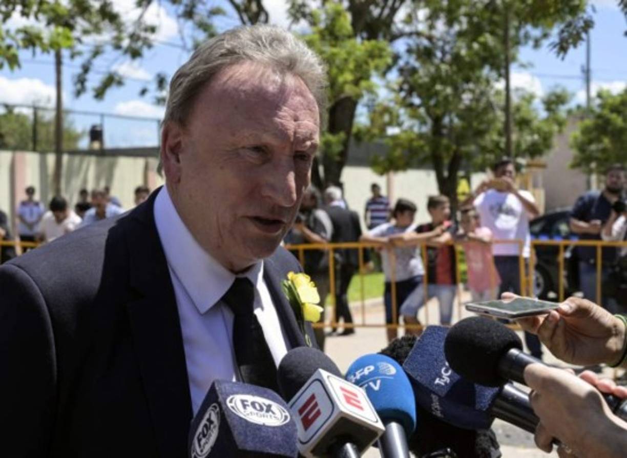 El entrenador del Cardiff, Neil Warnock, realizó el viaje a Argentina para darle el último adiós a Emiliano Sala. 'Él me dijo, 'yo te voy a dar los goles, voy a ser la clave de este equipo' y yo le dije que seguro iba a ser así', confesó el estratega al revelar la promesa que le había hecho el argentino.