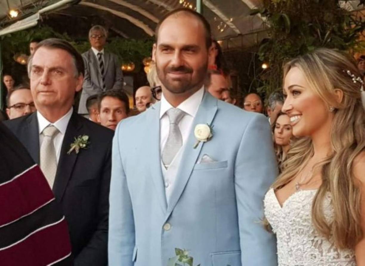 Eduardo, el diputado brasileño más votado en la historia de Brasil, optó por celebrar la ceremonia religiosa en el exclusivo barrio de Santa Teresa, en Río de Janeiro, donde elementos del ejército garantizaron la seguridad del mandatario y su familia.