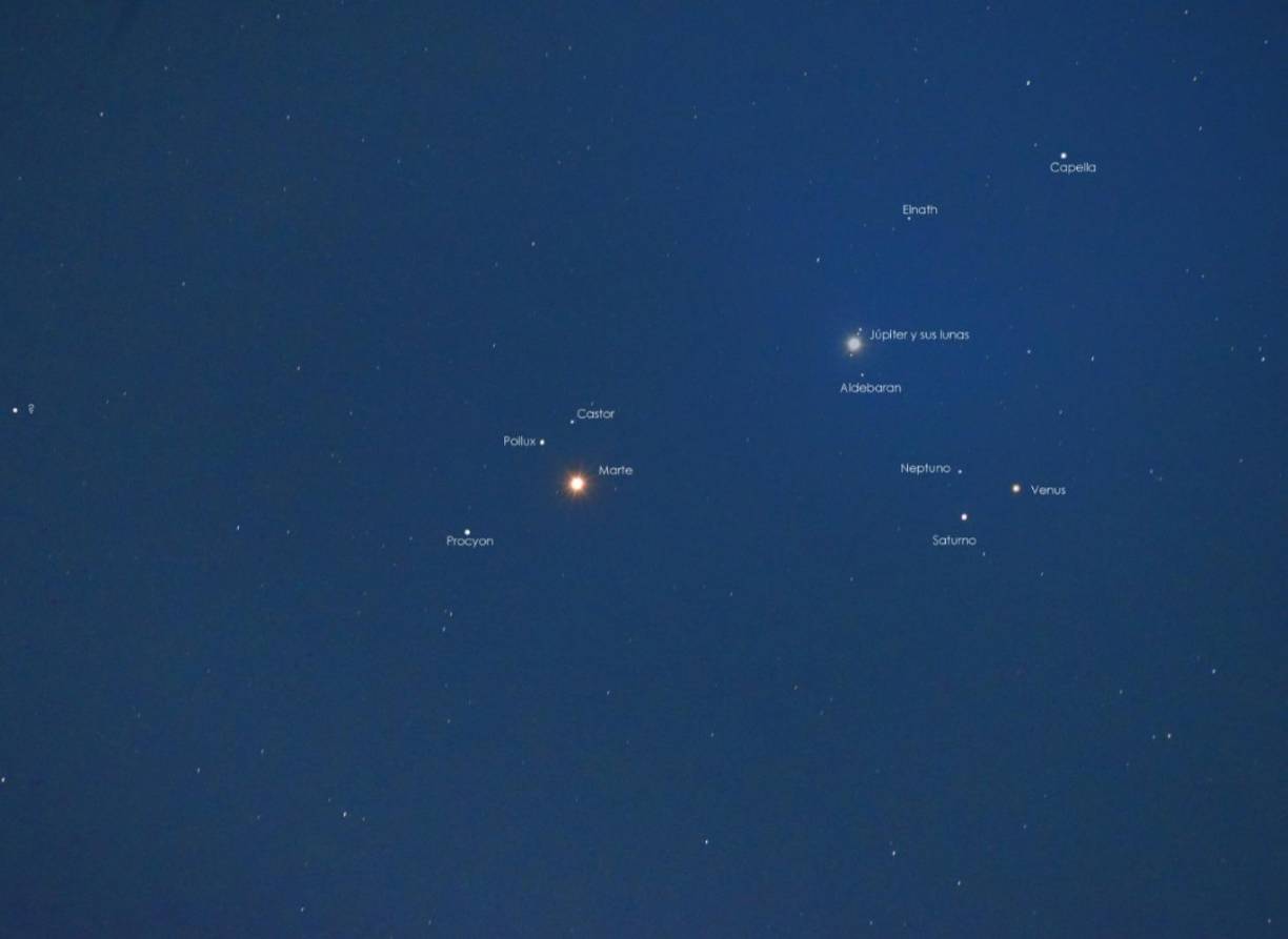 En redes sociales se dieron a conocer las impactantes imágenes publicadas por los aficionados, en donde se puede admirar los planetas formados en el cielo.