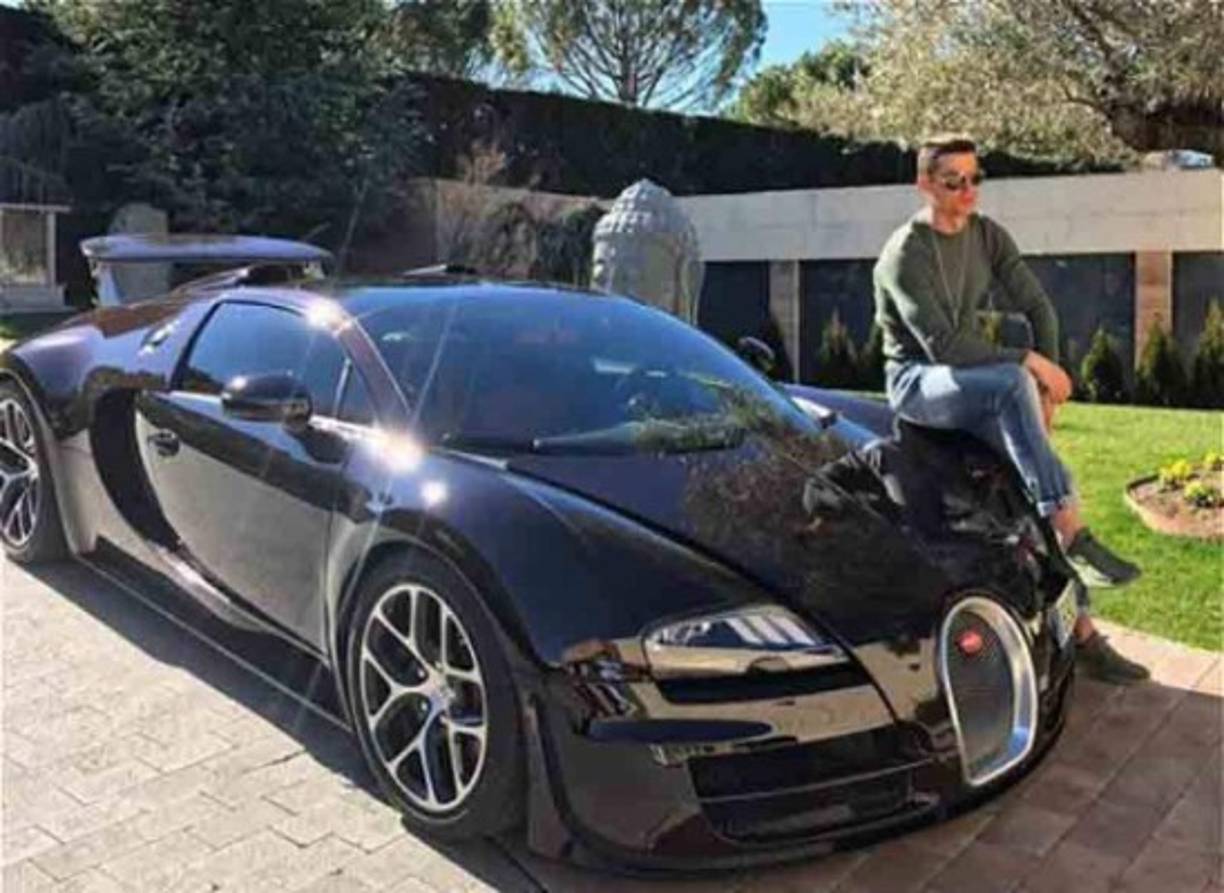 Este lujoso auto está valorizado en 1,2 millones de euros, es un Bugatti Veyron.