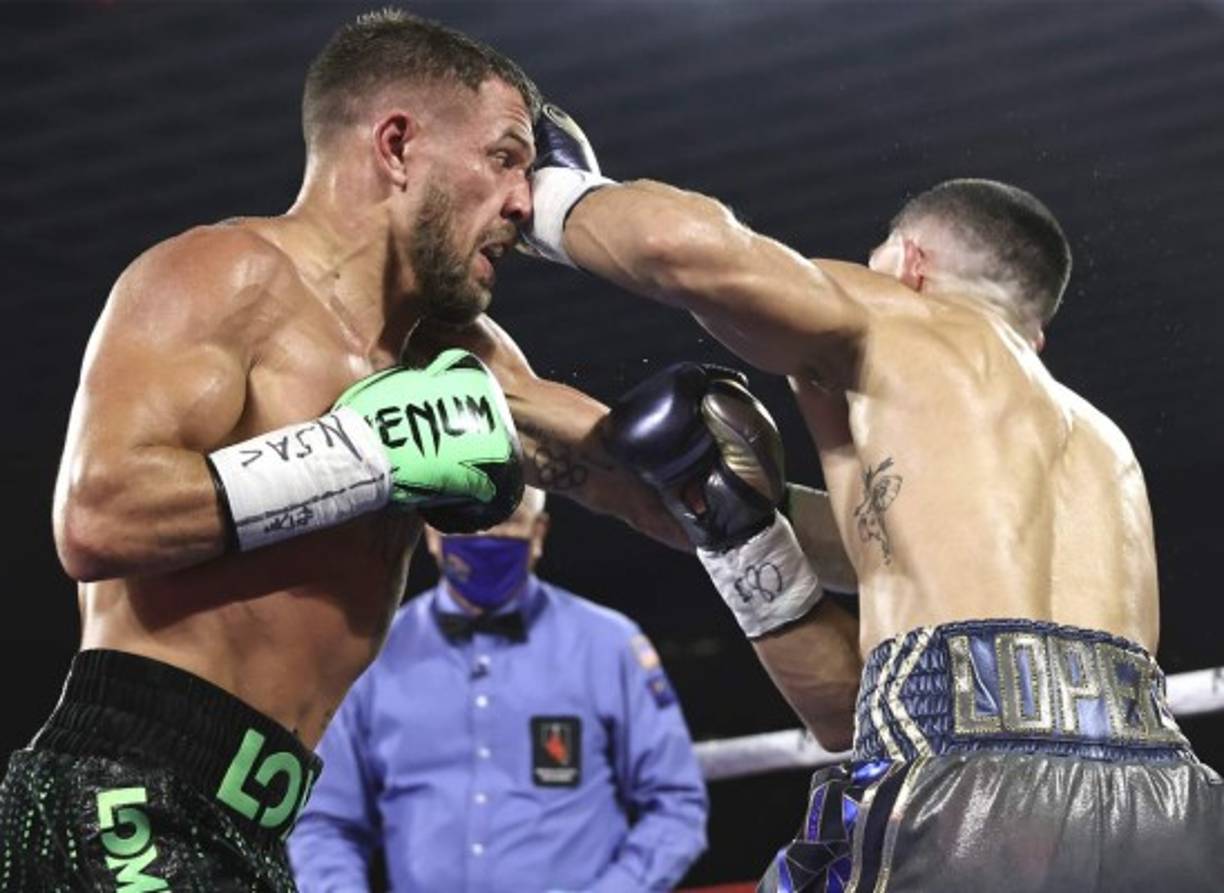 La pelea fue de claro dominio de López, quien controló el centro del cuadrilátero, usando su rápida mano izquierda, y luego golpeando a Lomachenko con golpes al cuerpo bien colocados que hicieron retroceder al boxeador de menor envergadura.