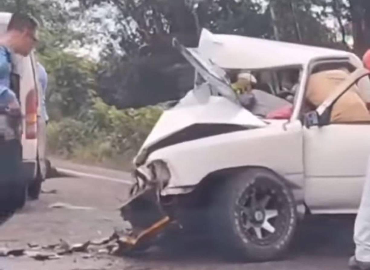 Así quedó el carro en que se transportaban don Luis, Vanessa y la pequeña Fernanda. 