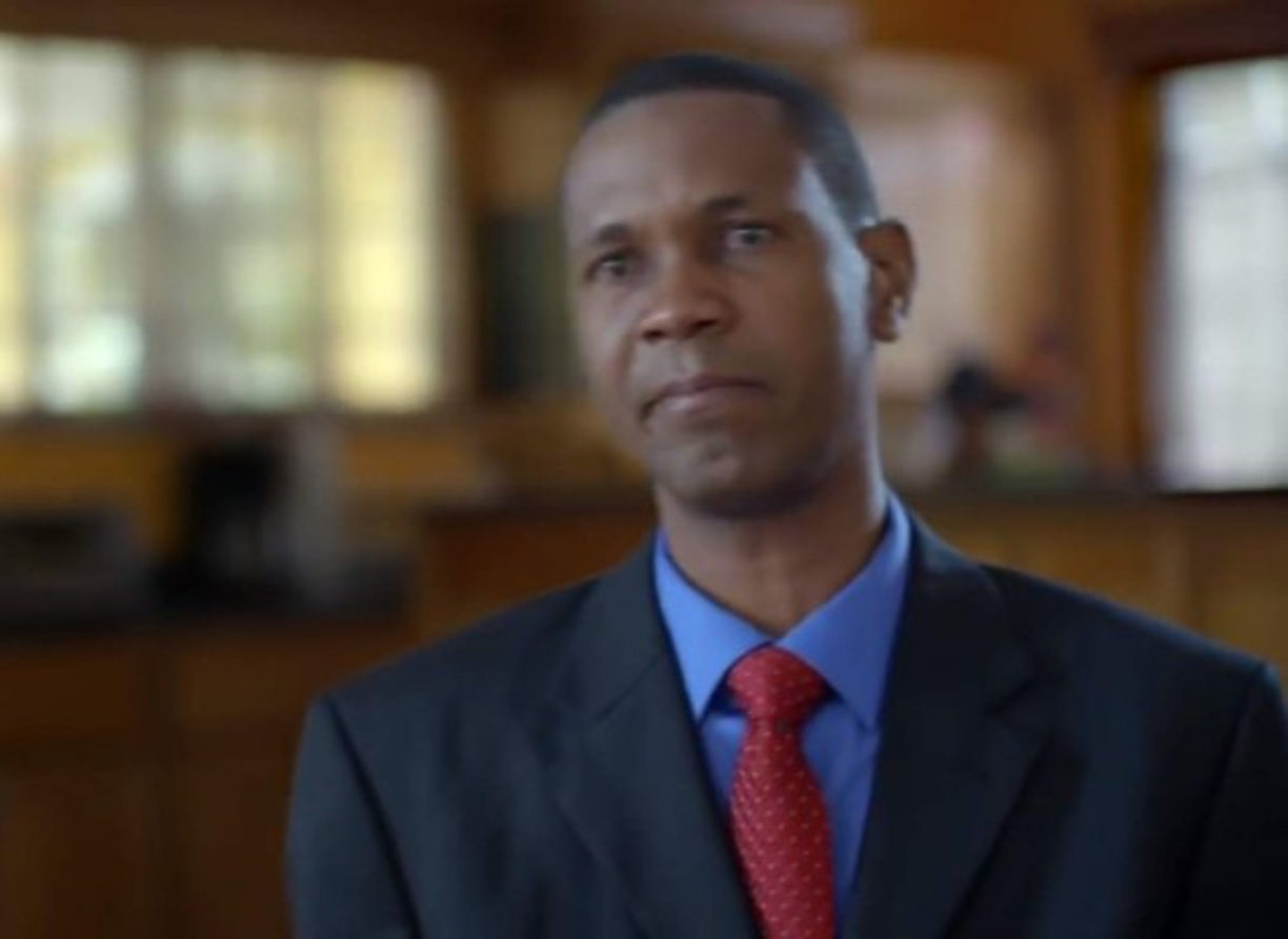 En cada momento se refiere que está arrepentido de cantar todos aquellos temas.​