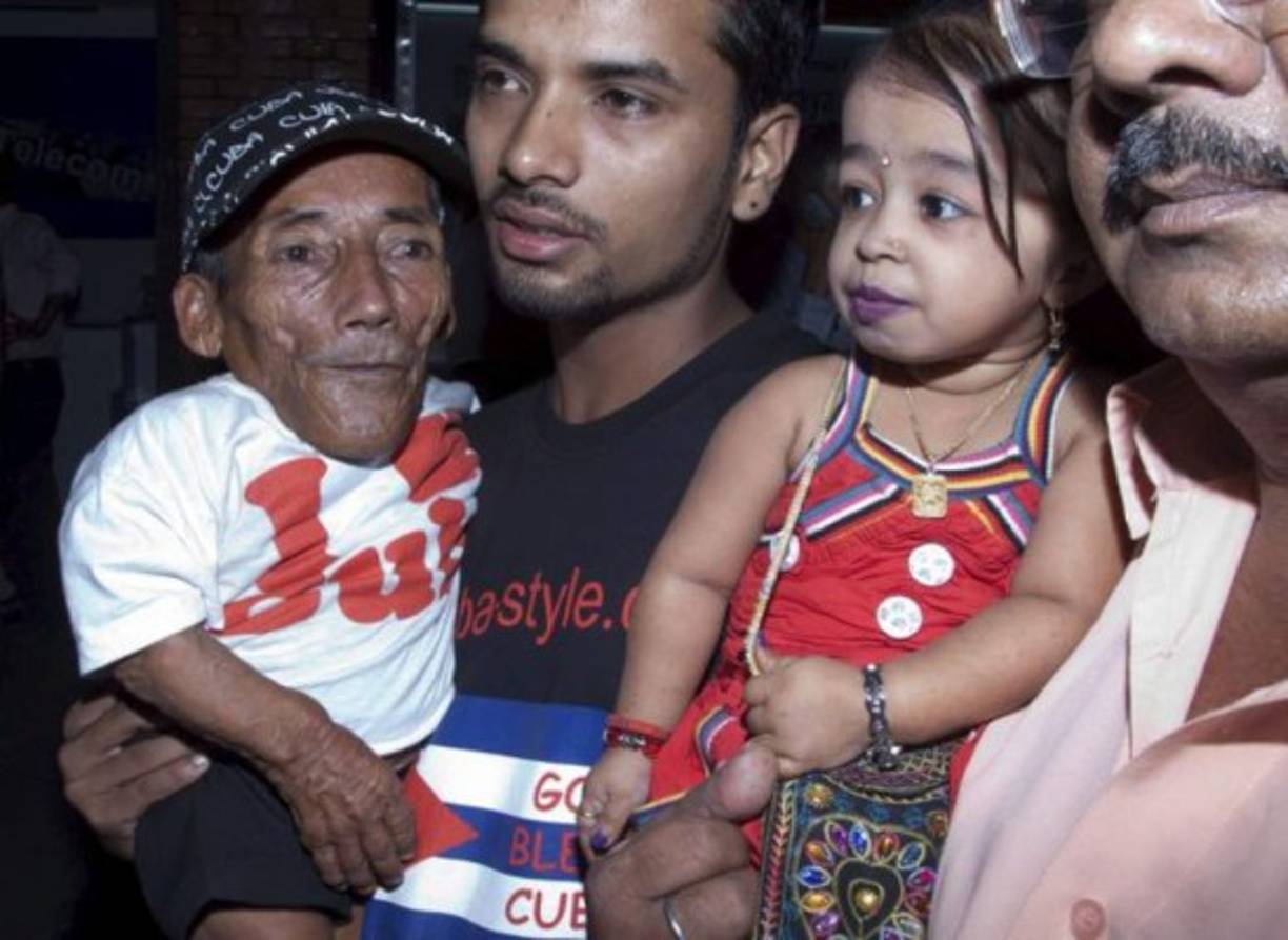 En 2013,Jyoti Amge conoció al hombre más pequeño del mundo, el nepalí Chandra Bahadur Dangi, en el Aeropuerto Internacional Tribhuvan de Katmandú, Nepal.