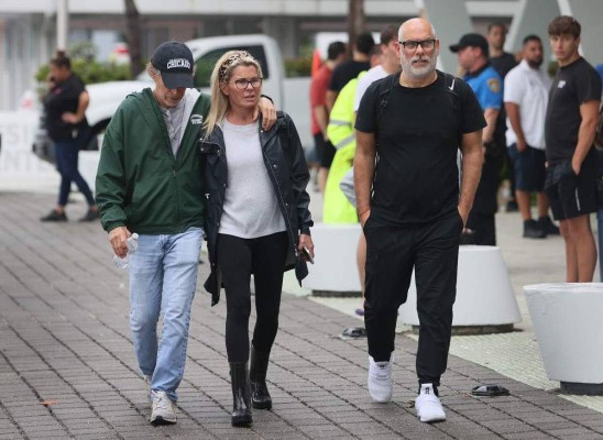 Santo Mejil, un residente de la zona, dijo que su esposa, una cuidadora, estaba en el edificio cuando se derrumbó. 'Ella dijo que escuchó una fuerte explosión. Se sintió como un terremoto', relató al diario Miami Herald, sollozando mientras su esposa lo volvía a llamar para decir que estaba siendo evacuada del lugar.