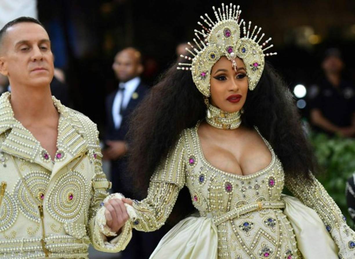 Cardi B, con su pancita de embarazada, lució fabulosa y extravagante en la alfombra roja de la MET Gala 2018.<br/>